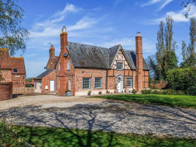 5 bedroom detached house for sale
