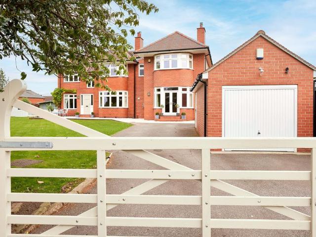 5 bedroom detached house for sale