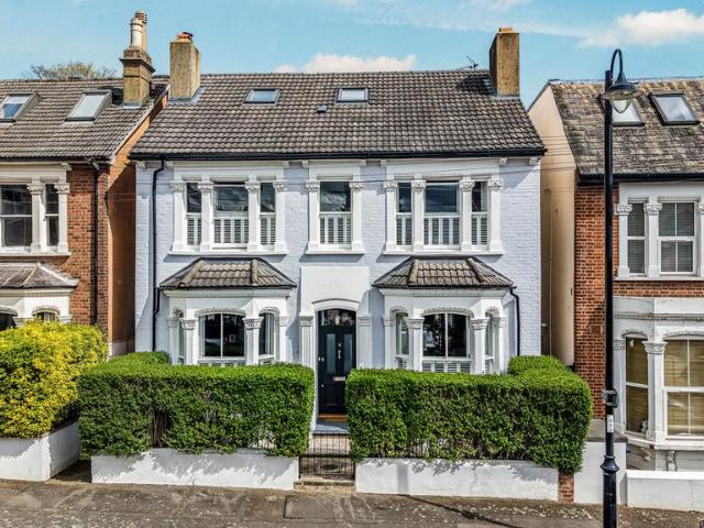 5 bedroom detached house for sale