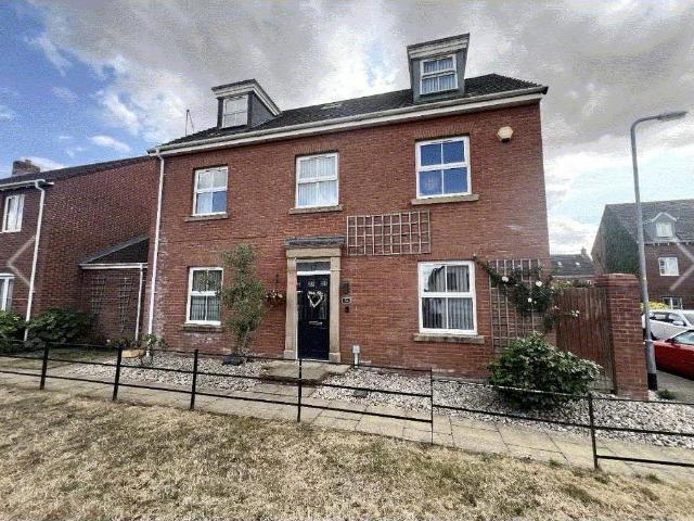 5 bedroom detached house for sale