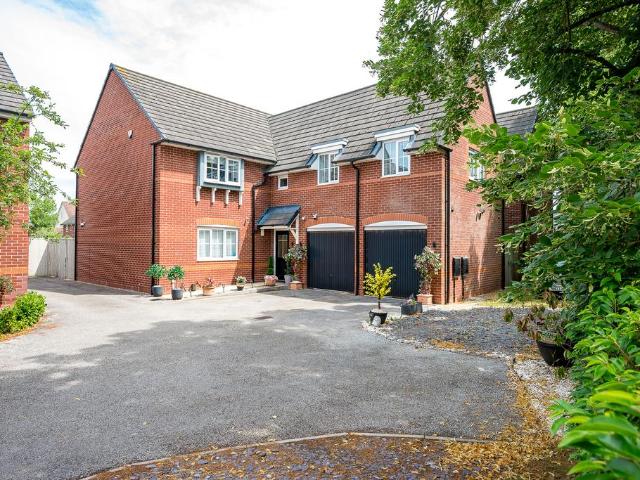 5 bedroom detached house for sale