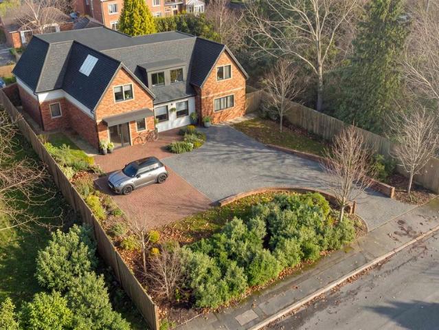 5 bedroom detached house for sale