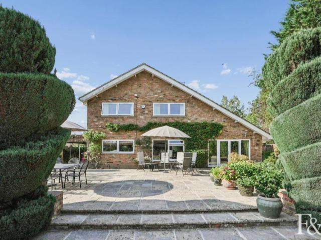 5 bedroom detached house for sale