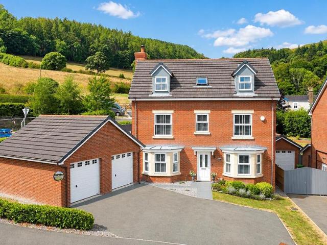 5 bedroom detached house for sale
