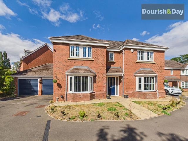 5 bedroom detached house for sale