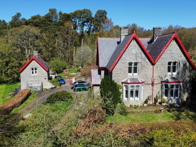 5 bedroom detached house for sale