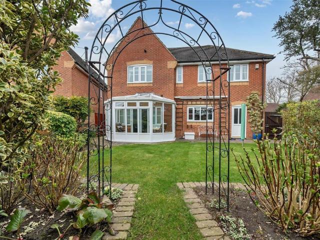 5 bedroom detached house for sale
