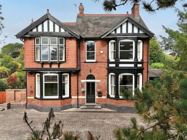 5 bedroom detached house for sale