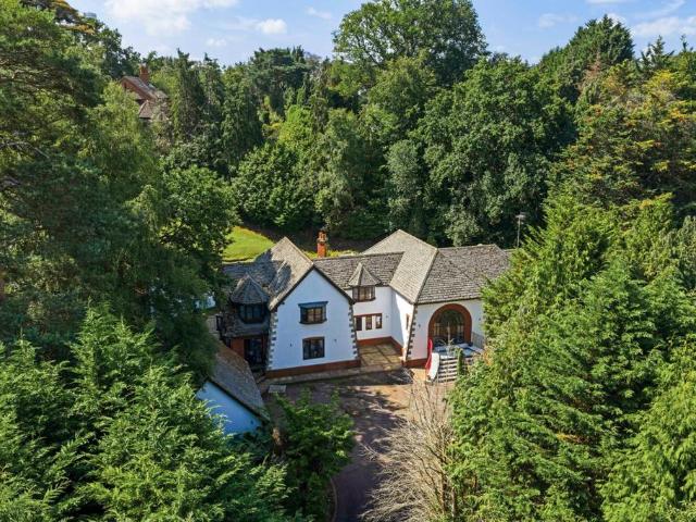 5 bedroom detached house for sale