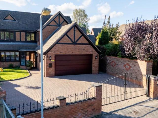 5 bedroom detached house for sale