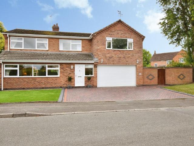 5 bedroom detached house for sale