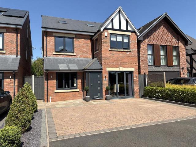 5 bedroom detached house for sale