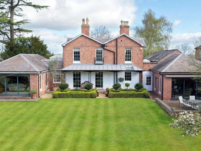 5 bedroom detached house for sale