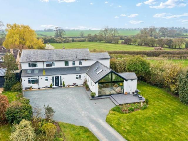 5 bedroom detached house for sale