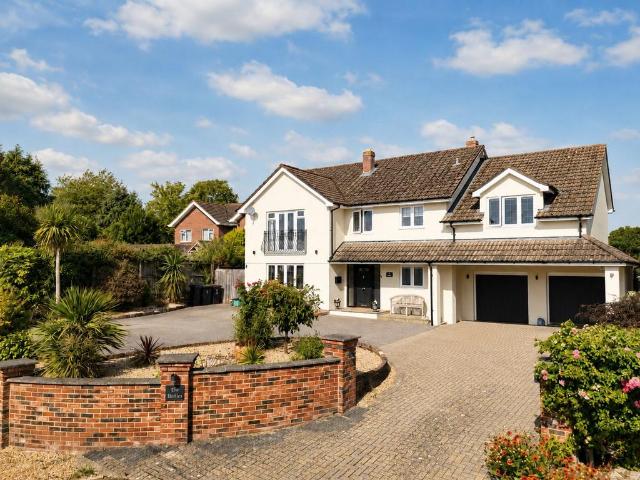 5 bedroom detached house for sale