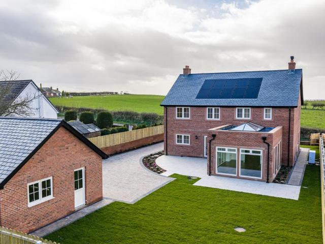 5 bedroom detached house for sale