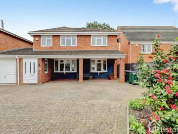 5 bedroom detached house for sale