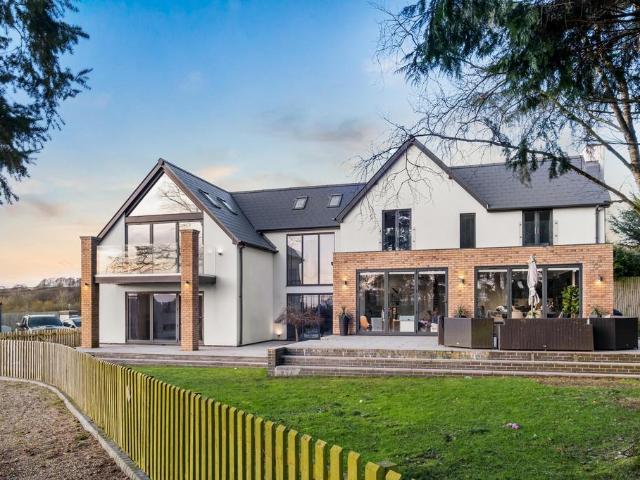 5 bedroom detached house for sale