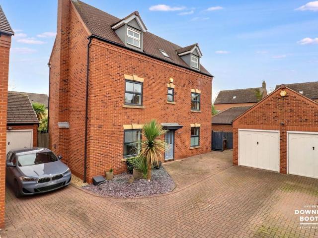5 bedroom detached house for sale