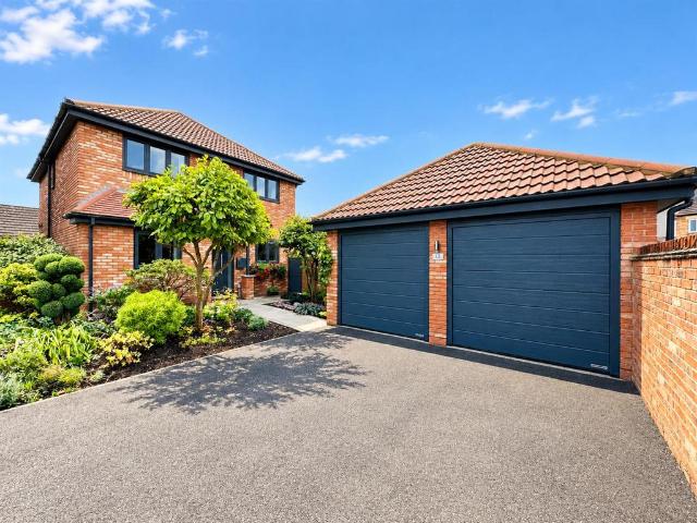 5 bedroom detached house for sale