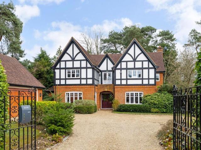5 bedroom detached house for sale