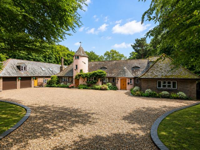 5 bedroom detached house for sale