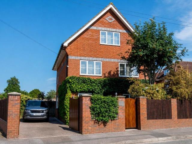5 bedroom detached house for sale