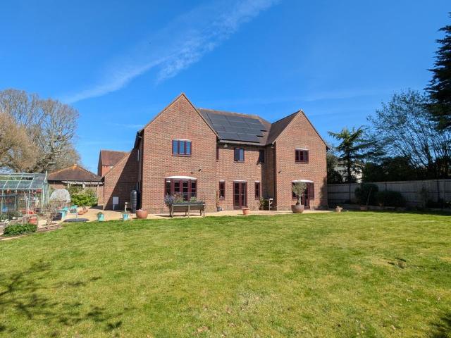 5 bedroom detached house for sale