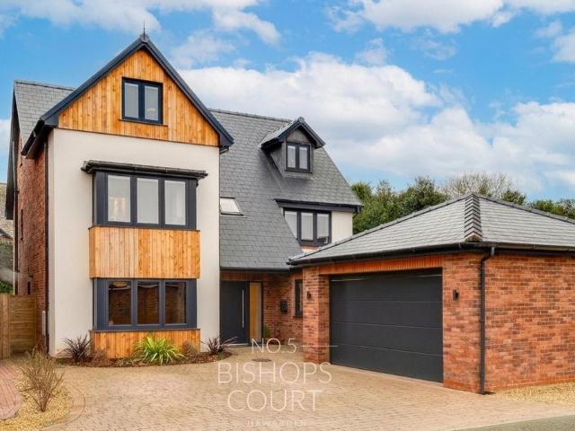 5 bedroom detached house for sale