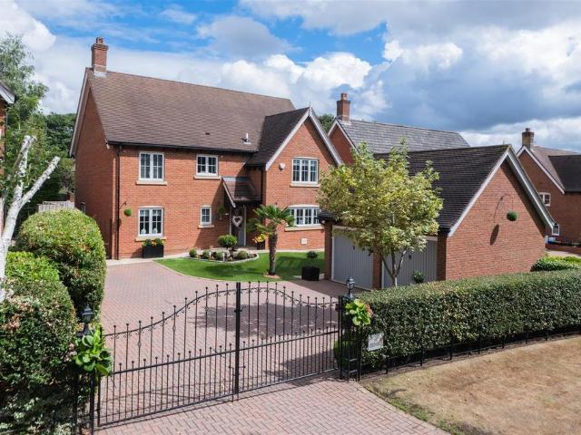 5 bedroom detached house for sale