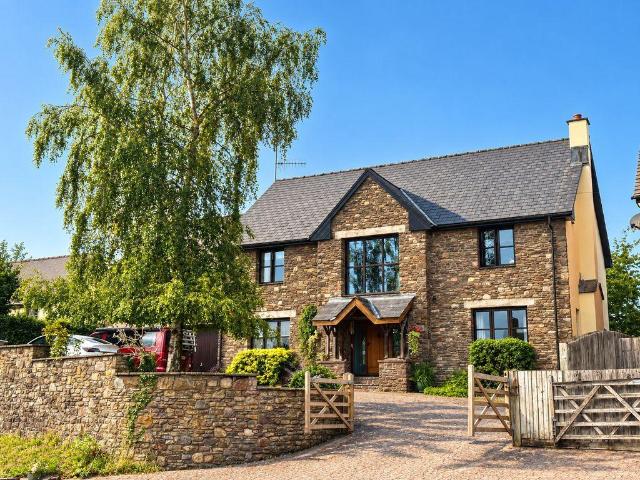 5 bedroom detached house for sale