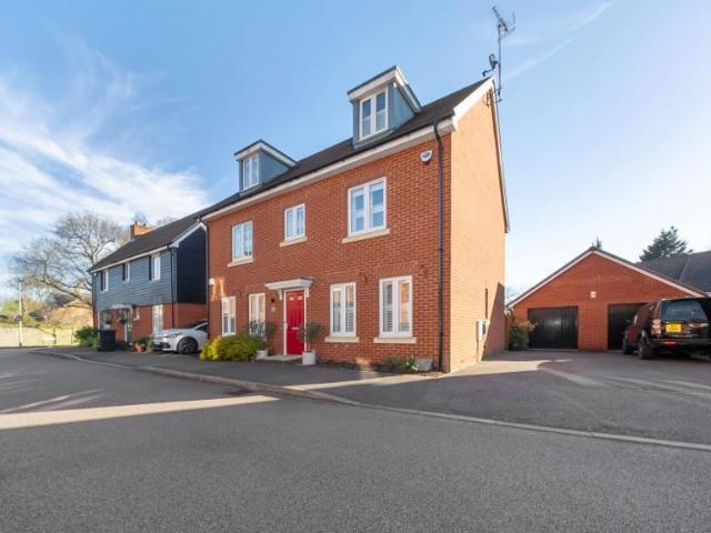 5 bedroom detached house for sale