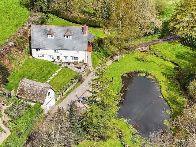 6 bedroom detached house for sale