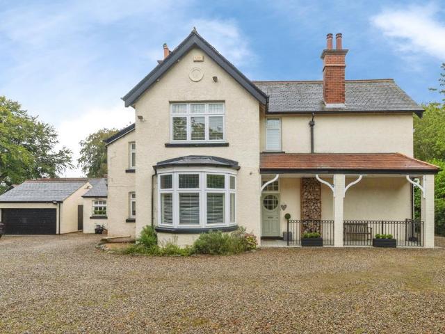 5 bedroom detached house for sale