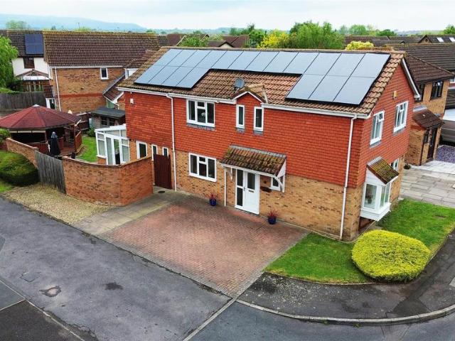 5 bedroom detached house for sale