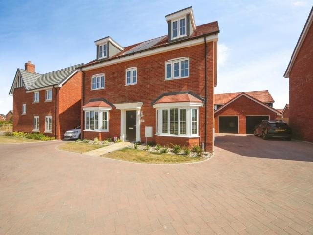 5 bedroom detached house for sale