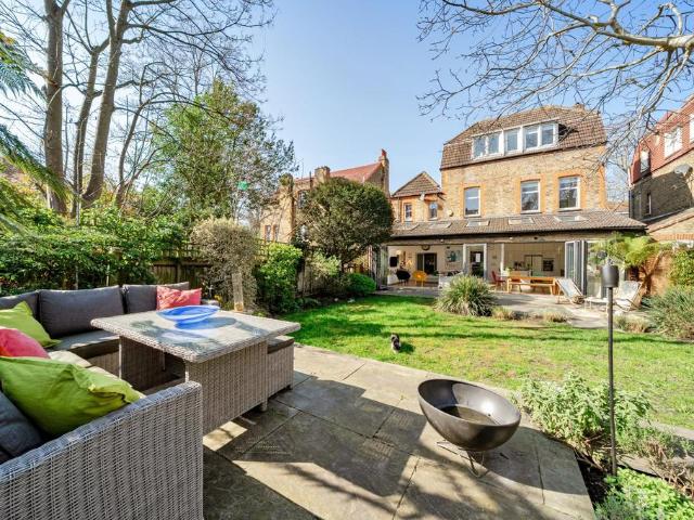 6 bedroom detached house for sale