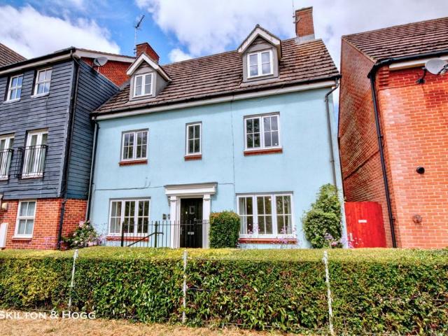 5 bedroom semi detached house for sale