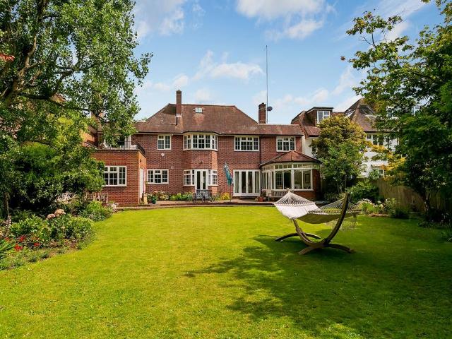 5 bedroom detached house for sale