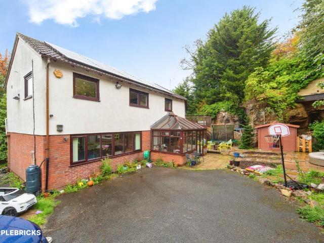 5 bedroom detached house for sale