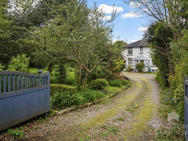 5 bedroom link detached house for sale