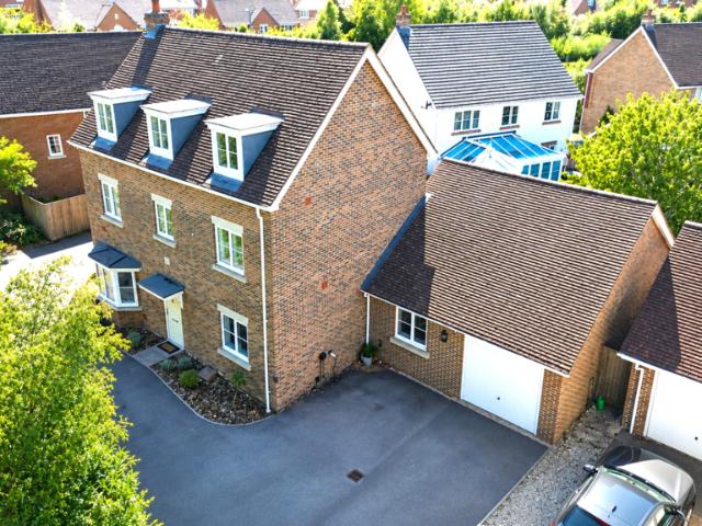 5 bedroom detached house for sale