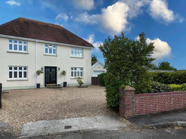 5 bedroom detached house for sale