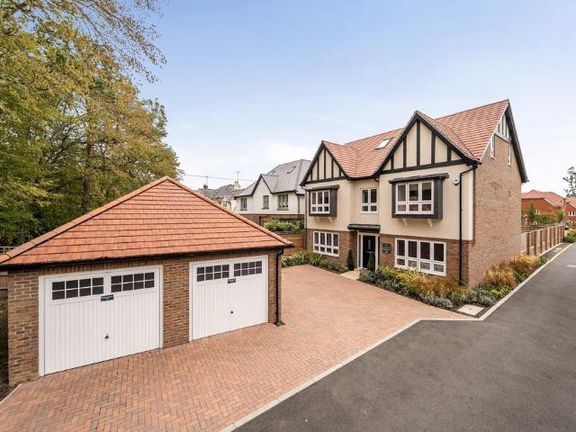 5 bedroom detached house for sale