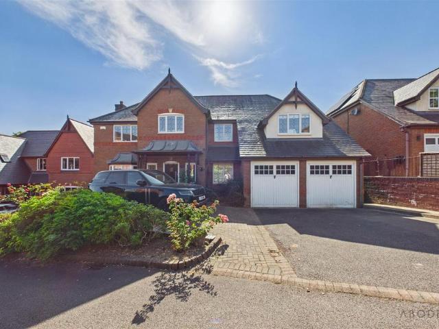 5 bedroom detached house for sale