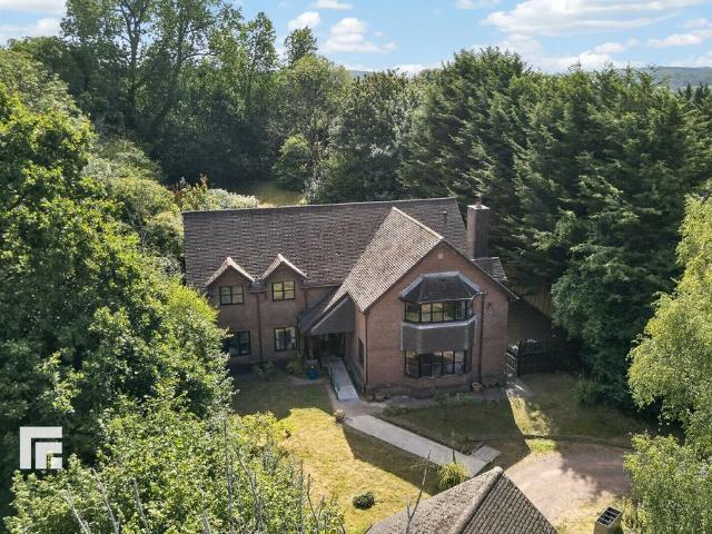 5 bedroom detached house for sale