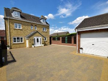 5 bedroom detached house for sale