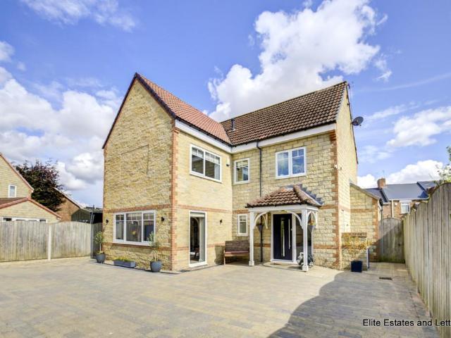 5 bedroom detached house for sale