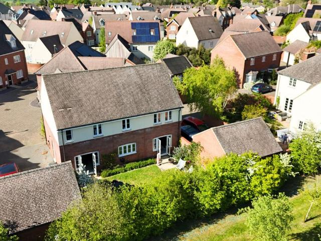 5 bedroom detached house for sale
