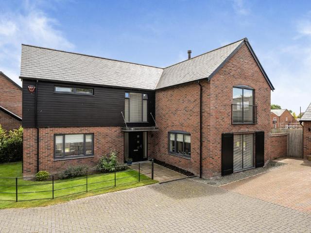 5 bedroom detached house for sale